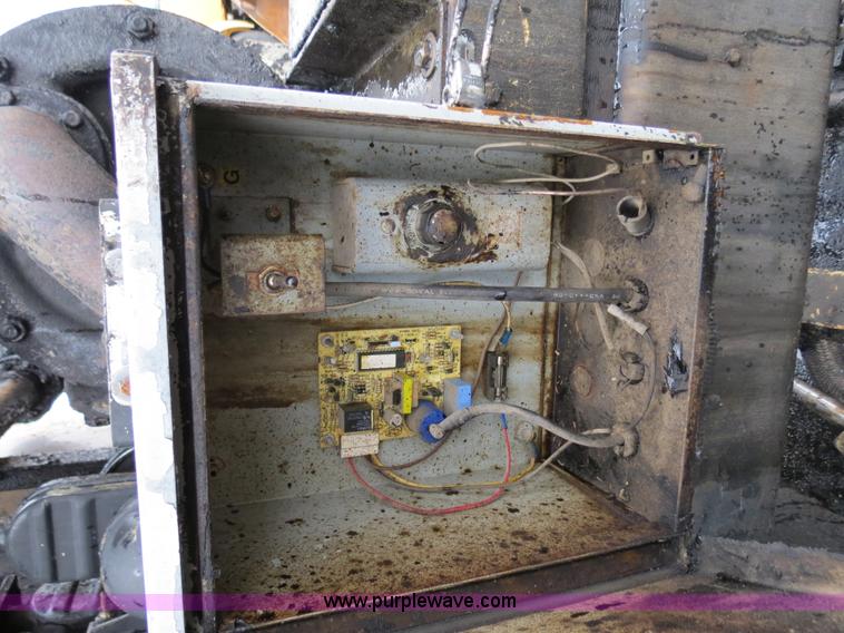 image for item F4337 1996 International 4900 oil distribution truck