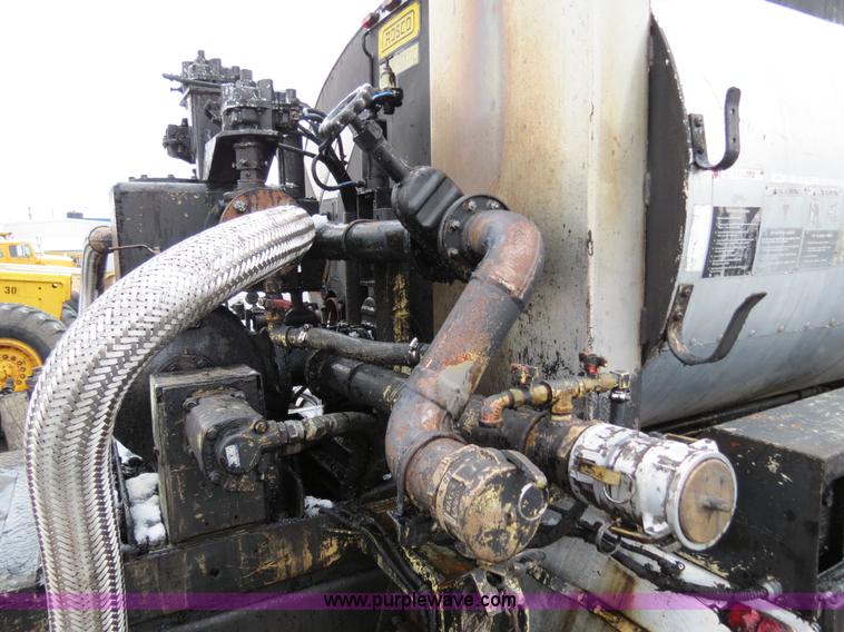 image for item F4337 1996 International 4900 oil distribution truck