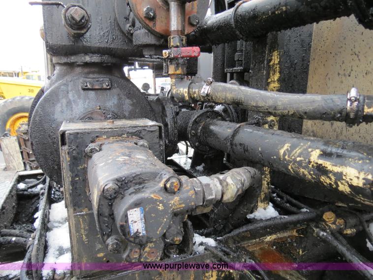 image for item F4337 1996 International 4900 oil distribution truck