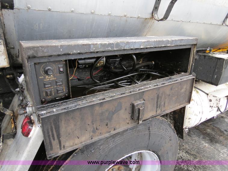 image for item F4337 1996 International 4900 oil distribution truck