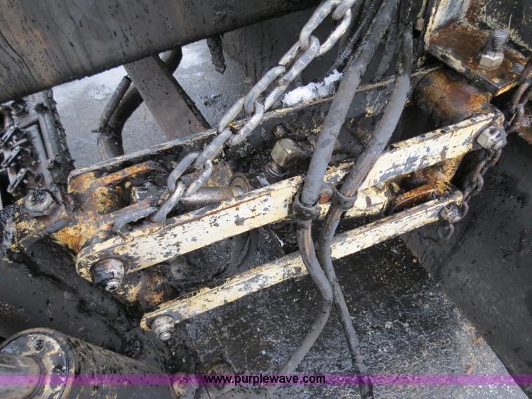 image for item F4337 1996 International 4900 oil distribution truck