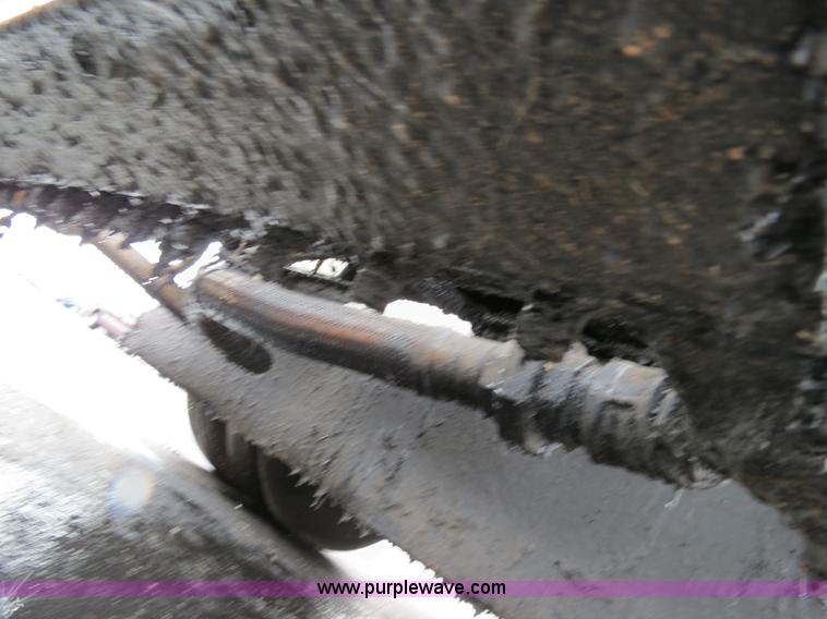 image for item F4337 1996 International 4900 oil distribution truck