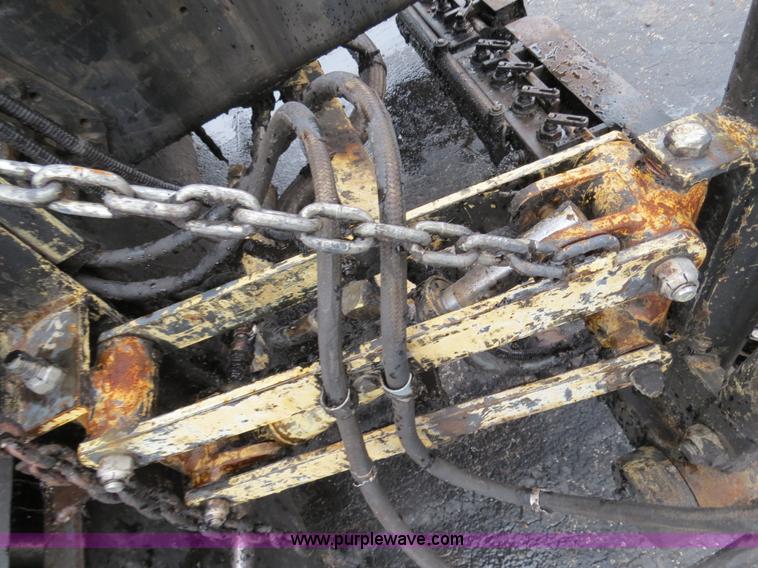 image for item F4337 1996 International 4900 oil distribution truck