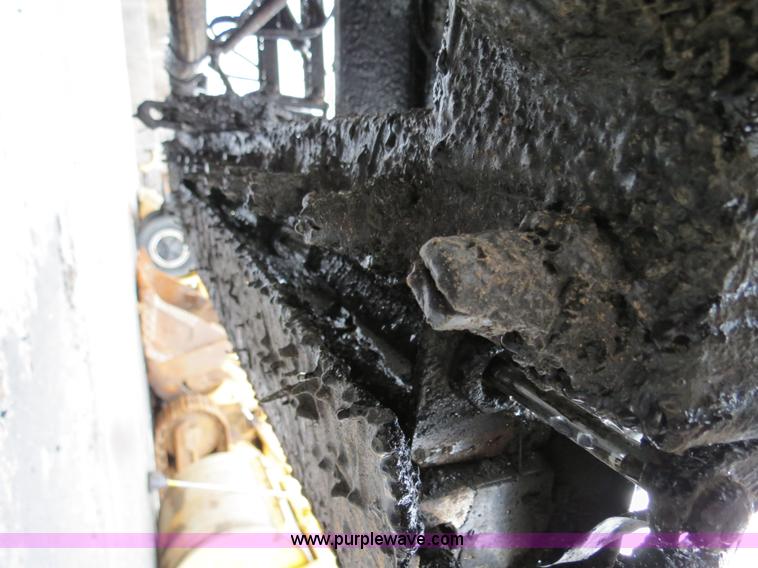 image for item F4337 1996 International 4900 oil distribution truck