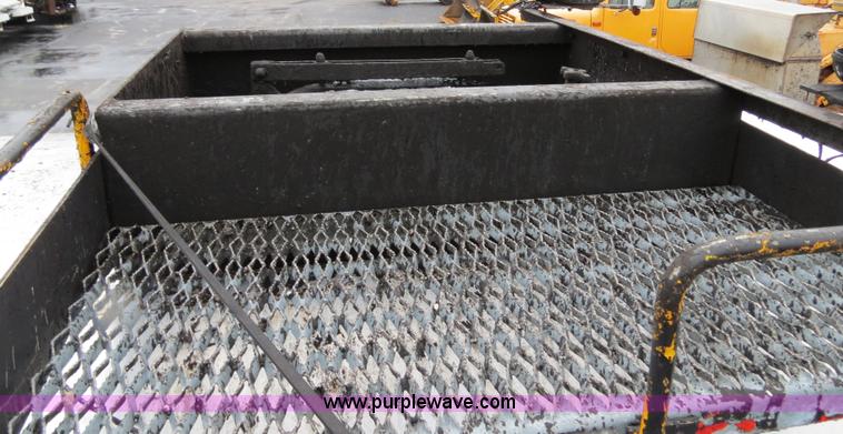 image for item F4337 1996 International 4900 oil distribution truck