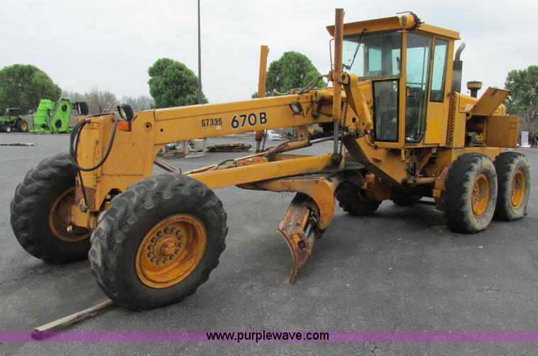 image for item F4820 1988 John Deere 670B articulated motor grader