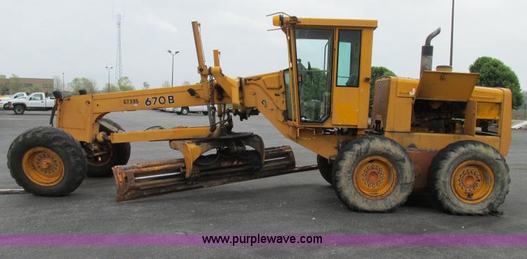 image for item F4820 1988 John Deere 670B articulated motor grader