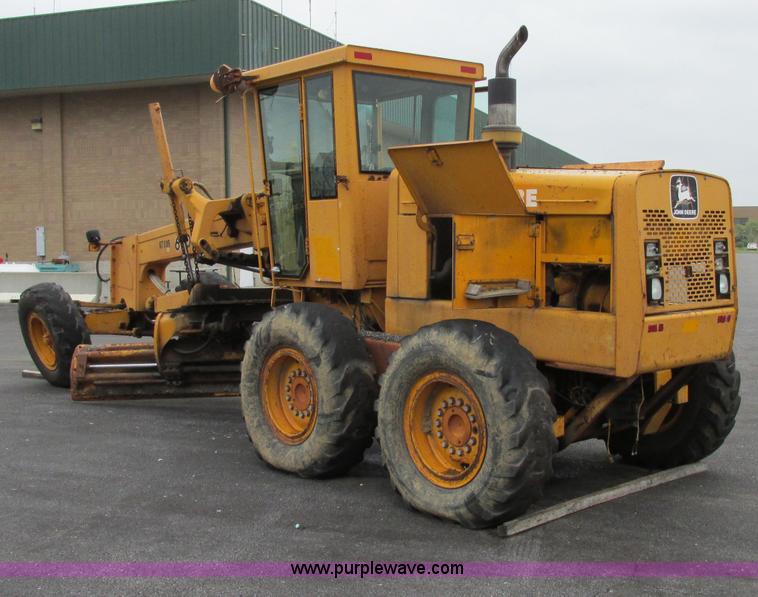 image for item F4820 1988 John Deere 670B articulated motor grader