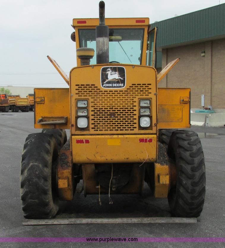 image for item F4820 1988 John Deere 670B articulated motor grader