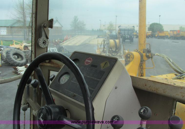 image for item F4820 1988 John Deere 670B articulated motor grader