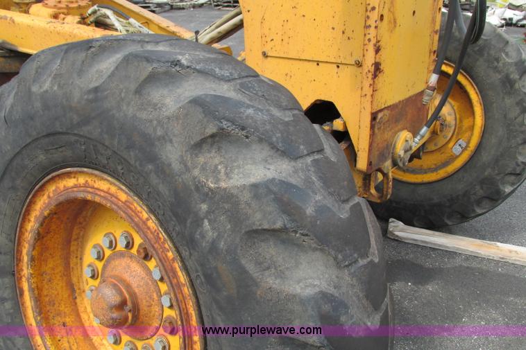 image for item F4820 1988 John Deere 670B articulated motor grader