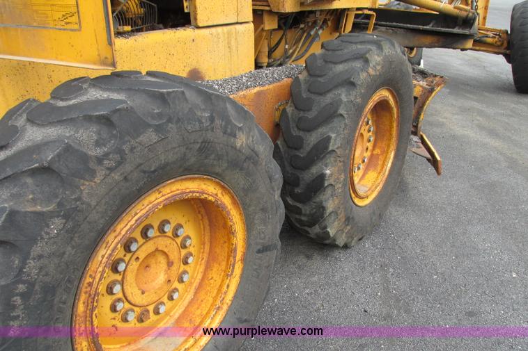 image for item F4820 1988 John Deere 670B articulated motor grader