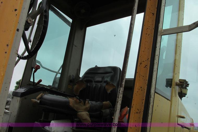 image for item F4820 1988 John Deere 670B articulated motor grader