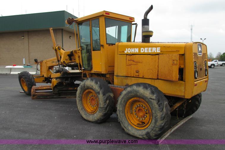image for item F4820 1988 John Deere 670B articulated motor grader