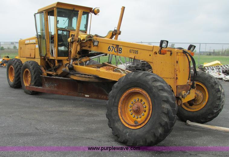 image for item F4820 1988 John Deere 670B articulated motor grader