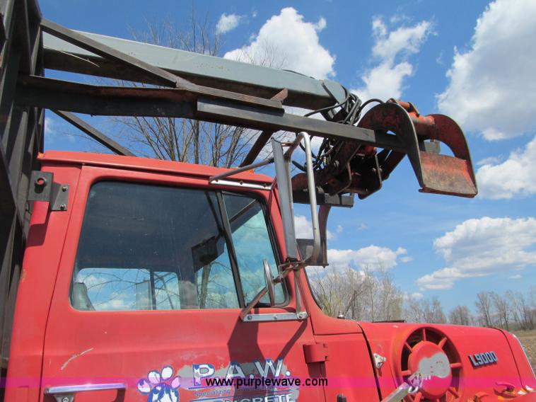 image for item G2963 1987 Ford L9000 boom truck