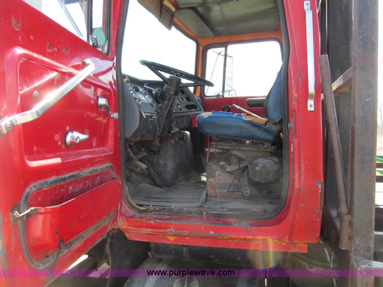 image for item G2963 1987 Ford L9000 boom truck