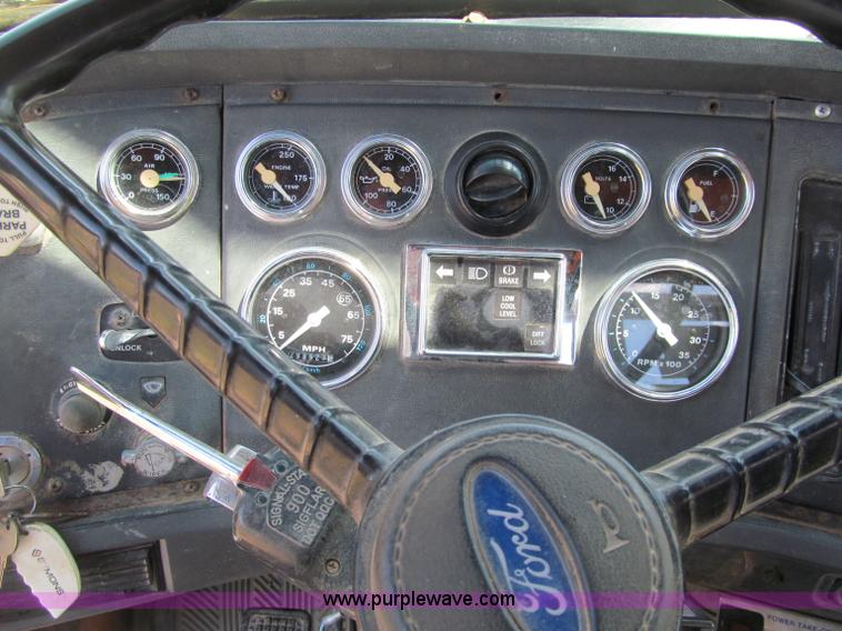 image for item G2963 1987 Ford L9000 boom truck