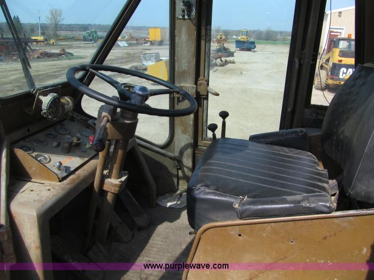 image for item G2977 1968 Caterpillar 966C loader