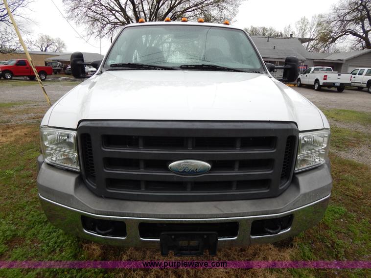 image for item G3083 2005 Ford F550 cab and chassis