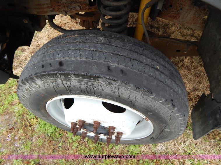 image for item G3083 2005 Ford F550 cab and chassis