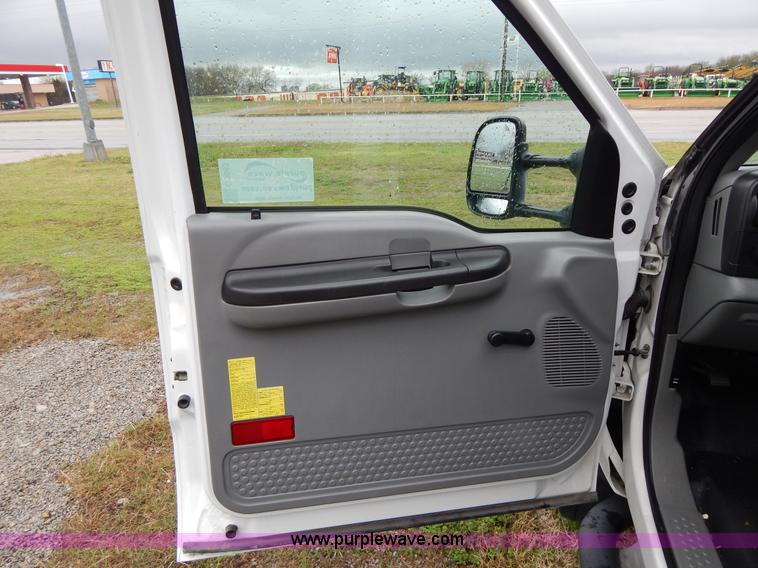 image for item G3083 2005 Ford F550 cab and chassis