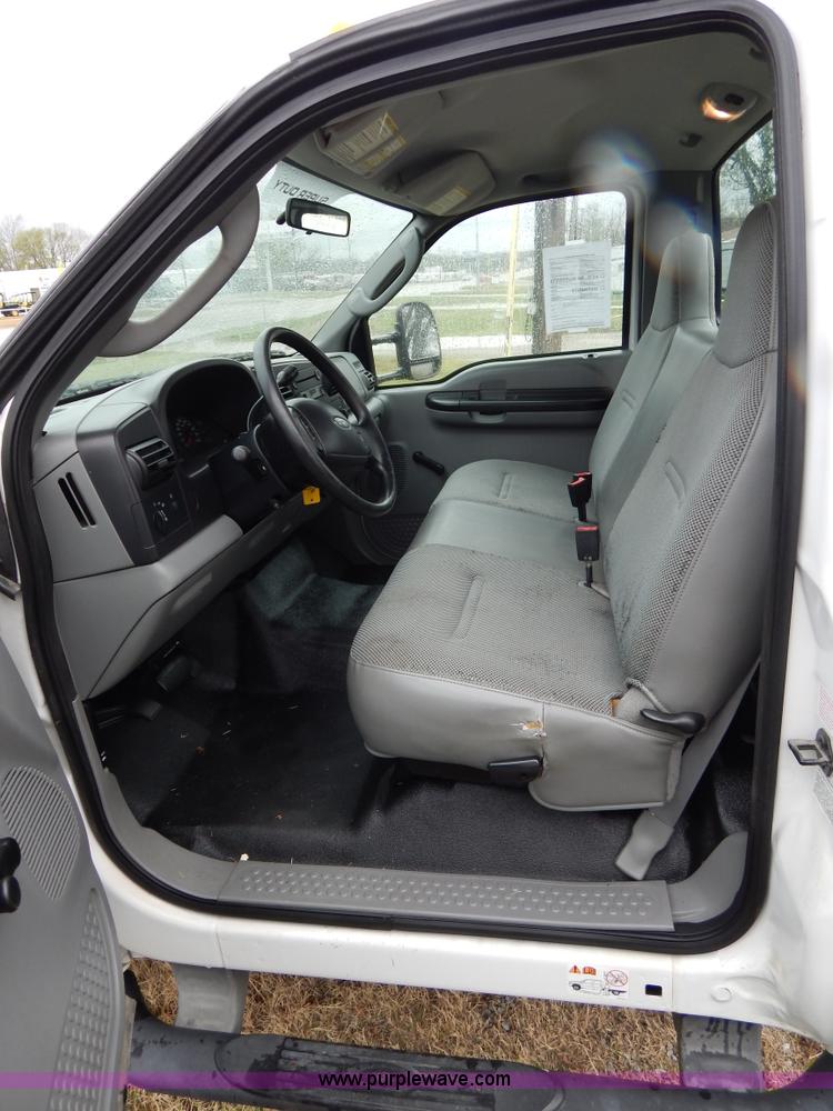 image for item G3083 2005 Ford F550 cab and chassis