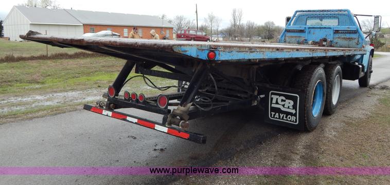 image for item G3086 1977 Chevrolet C65 wrecker truck