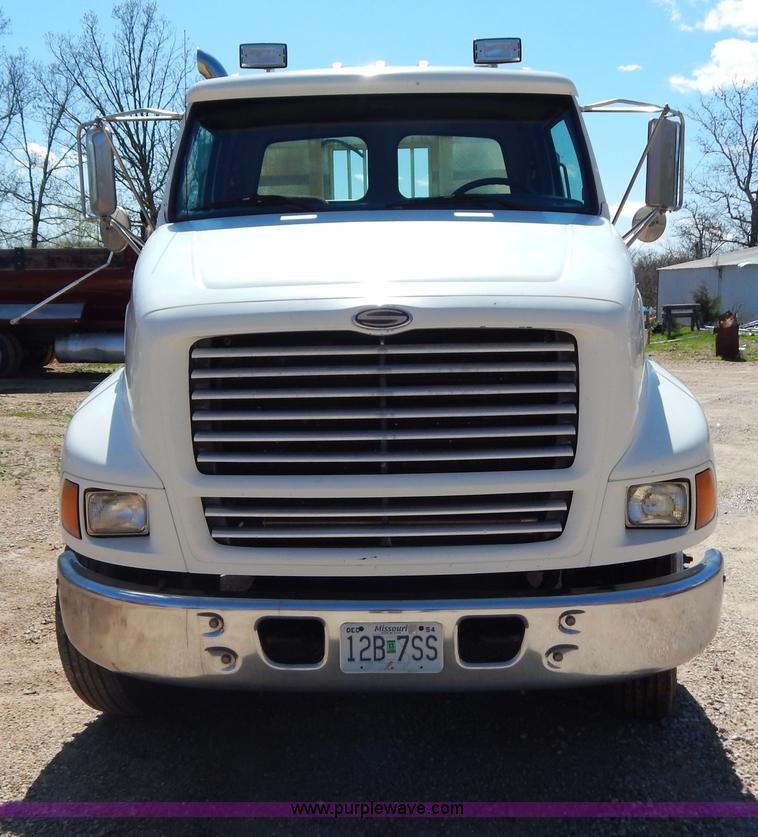 image for item G3138 1999 Sterling 9513 semi truck