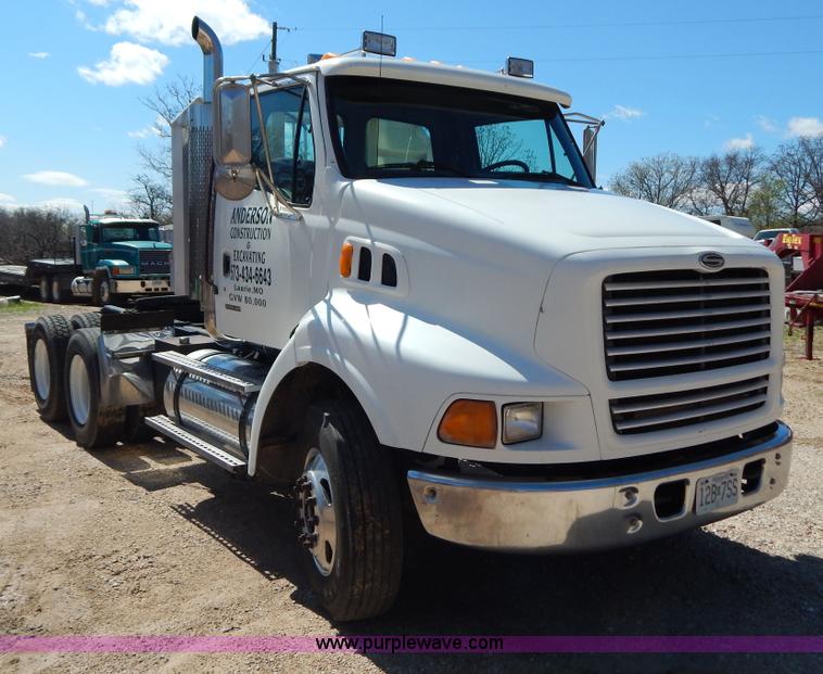 image for item G3138 1999 Sterling 9513 semi truck