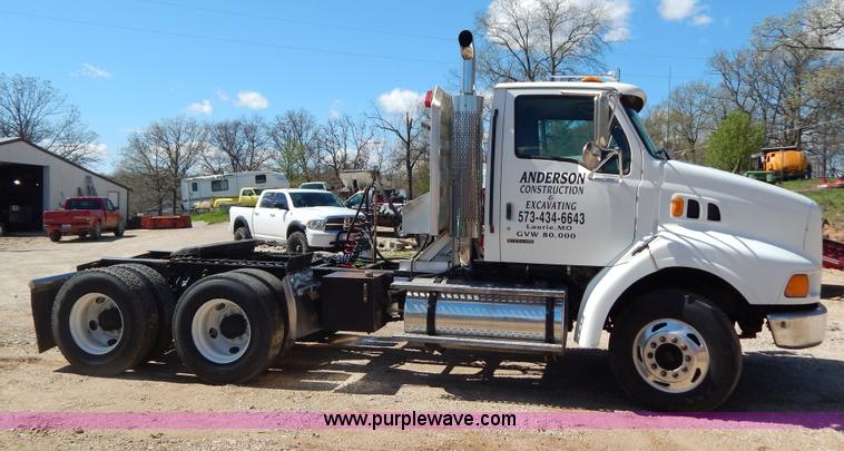 image for item G3138 1999 Sterling 9513 semi truck