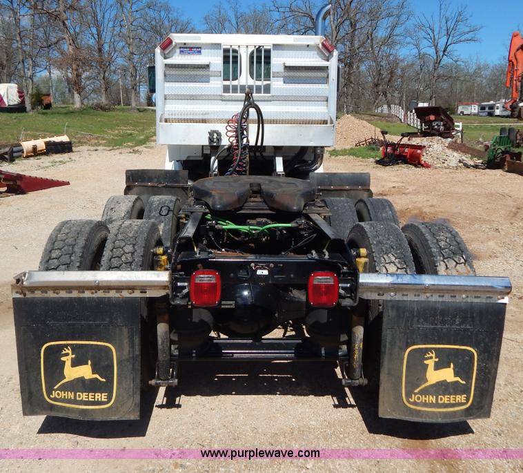 image for item G3138 1999 Sterling 9513 semi truck