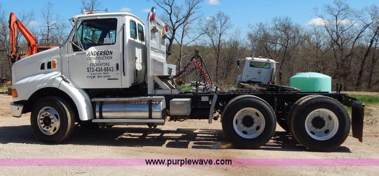 image for item G3138 1999 Sterling 9513 semi truck