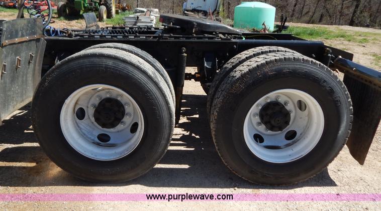 image for item G3138 1999 Sterling 9513 semi truck