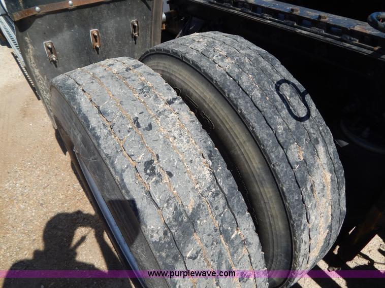 image for item G3138 1999 Sterling 9513 semi truck