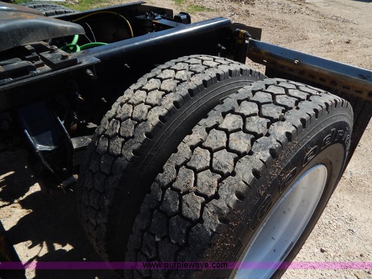 image for item G3138 1999 Sterling 9513 semi truck