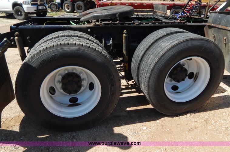 image for item G3138 1999 Sterling 9513 semi truck