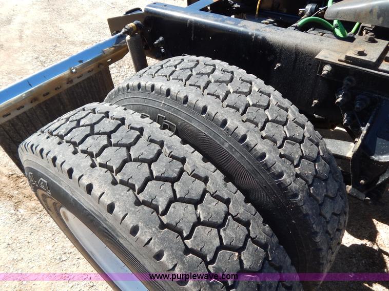 image for item G3138 1999 Sterling 9513 semi truck