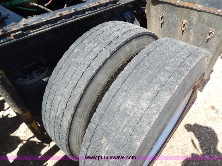 image for item G3138 1999 Sterling 9513 semi truck