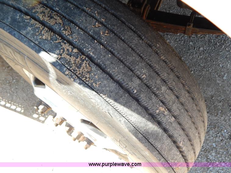 image for item G3138 1999 Sterling 9513 semi truck