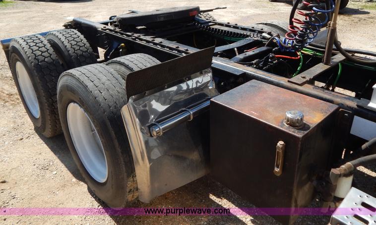 image for item G3138 1999 Sterling 9513 semi truck