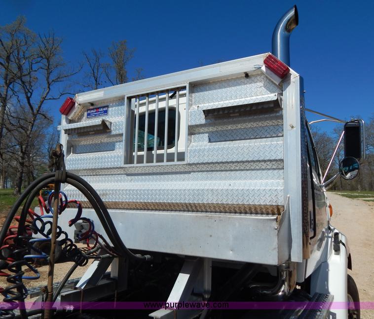 image for item G3138 1999 Sterling 9513 semi truck