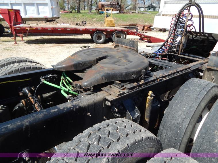 image for item G3138 1999 Sterling 9513 semi truck