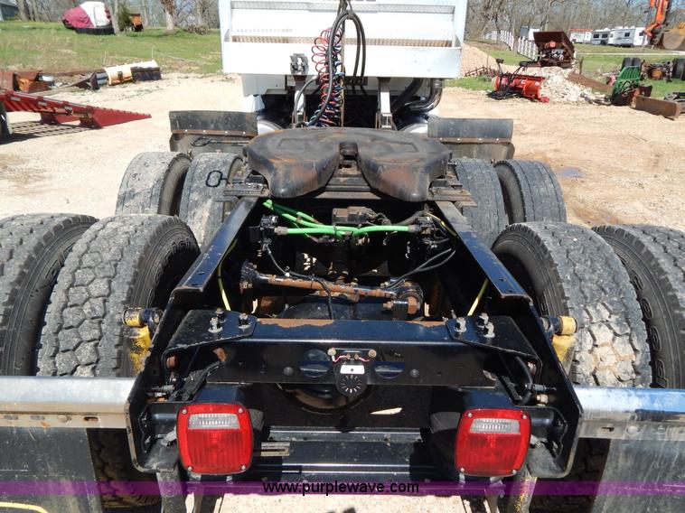 image for item G3138 1999 Sterling 9513 semi truck