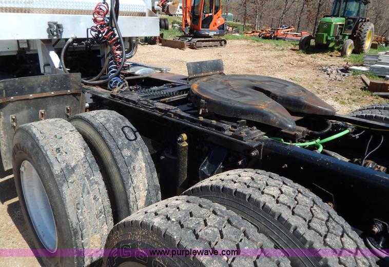 image for item G3138 1999 Sterling 9513 semi truck