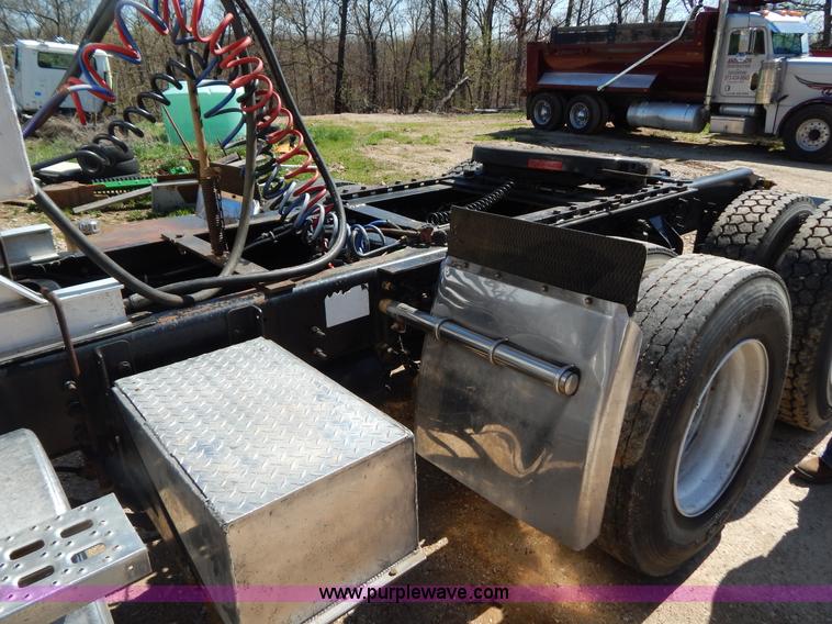 image for item G3138 1999 Sterling 9513 semi truck