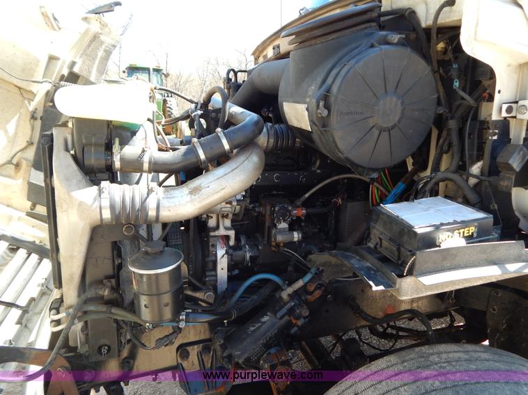 image for item G3138 1999 Sterling 9513 semi truck