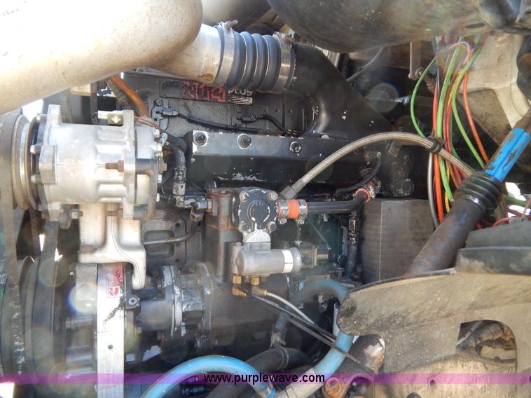 image for item G3138 1999 Sterling 9513 semi truck