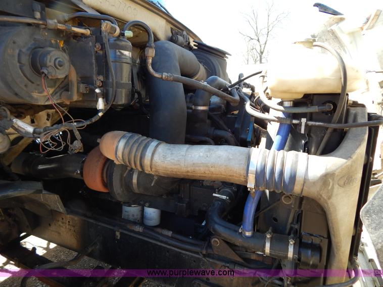 image for item G3138 1999 Sterling 9513 semi truck