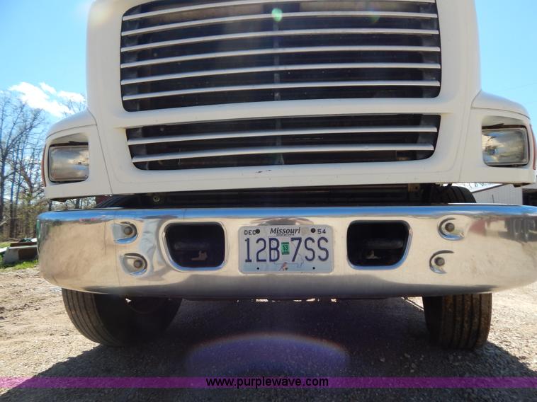 image for item G3138 1999 Sterling 9513 semi truck